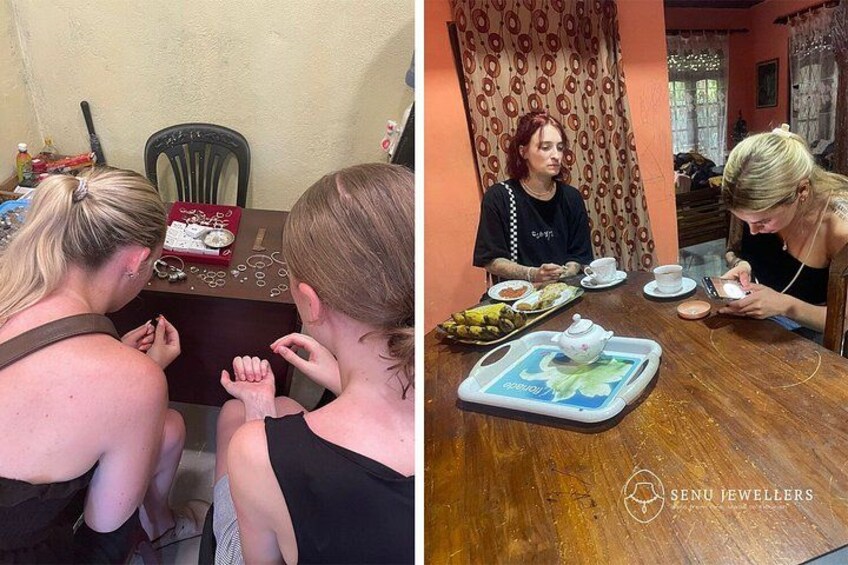 Dos personas sentadas a una mesa con una bandeja de comida y una tetera. 3