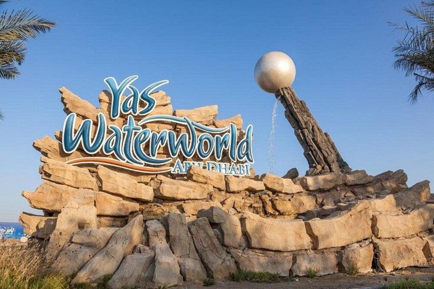 Señal de Yas Waterworld con una esfera grande y una estructura rocosa. 5