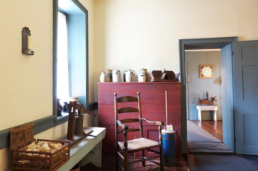 Une chaise en bois, une table en bois, un meuble rouge et une fenêtre. 3