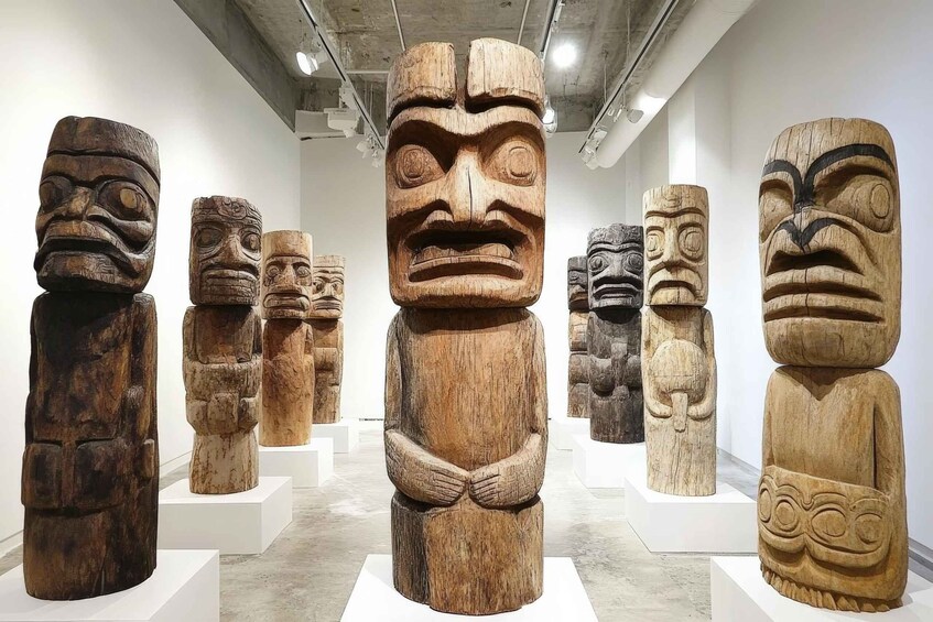Kokoelma puusta veistettyjä totemipylväitä museossa. 1