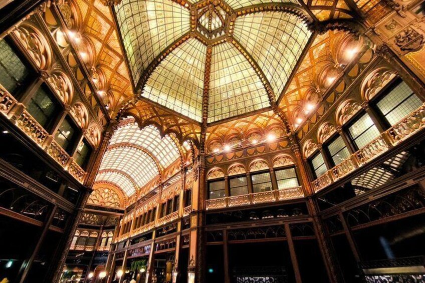 Un intérieur somptueux, à plusieurs niveaux, avec un grand plafond en verre en forme de dôme et des détails architecturaux complexes. 2