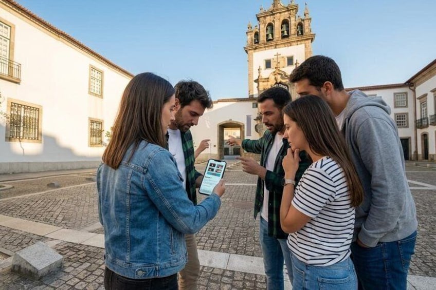 Un groupe de personnes se tient sur une place pavée, avec des bâtiments historiques et une église en arrière-plan. 3