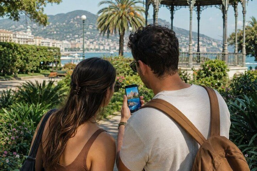 Et par går og kigger på udsigten med en smartphone, hvor man kan se grøn natur og en by i det fjerne. 5