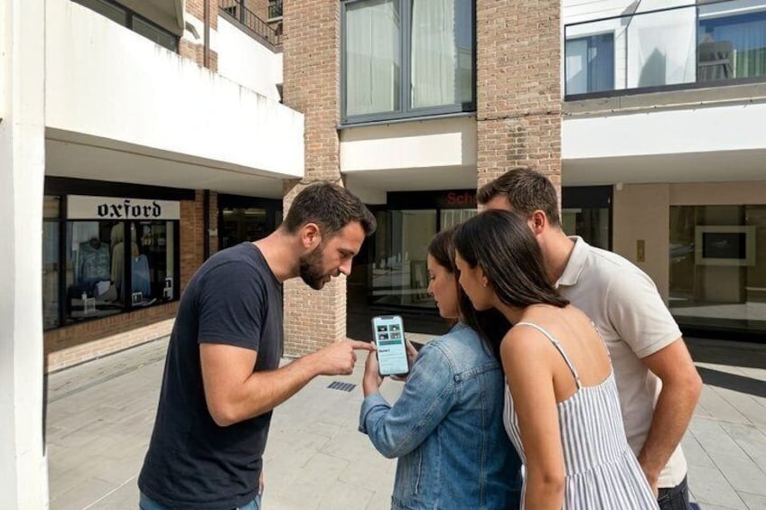 Un groupe de personnes se tient devant un bâtiment sur lequel on peut lire l’inscription « Oxford ». 5