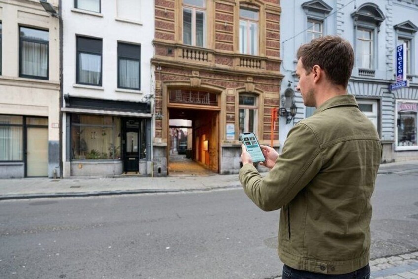Une personne se tient sur une rue, un smartphone à la main. 2