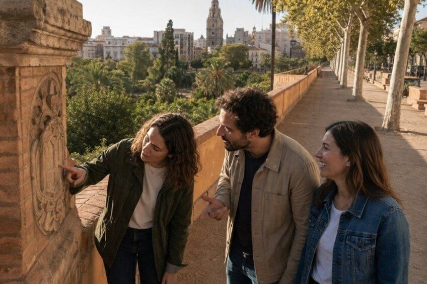 Tres personas de pie sobre un puente, con un paisaje urbano al fondo. 1