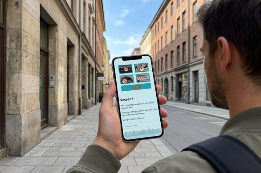En person holder en smartphone med en kortapplikation og går ned ad en gade mellem bygninger. 3