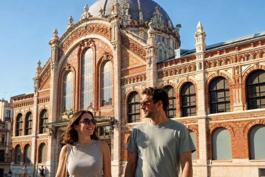 Un edificio histórico con arquitectura ornamentada, amplias ventanas en arco y una cúpula. 5