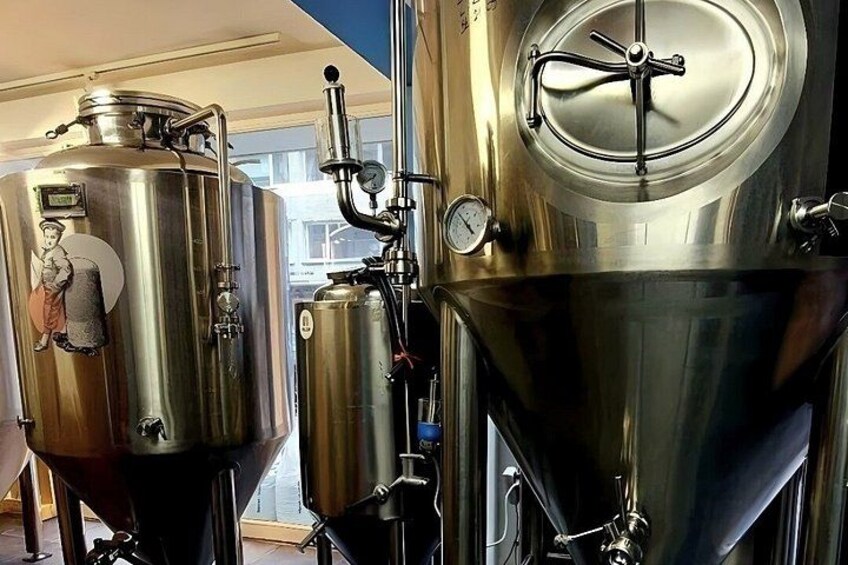Tanques de elaboración de acero inoxidable con indicadores y válvulas. 2
