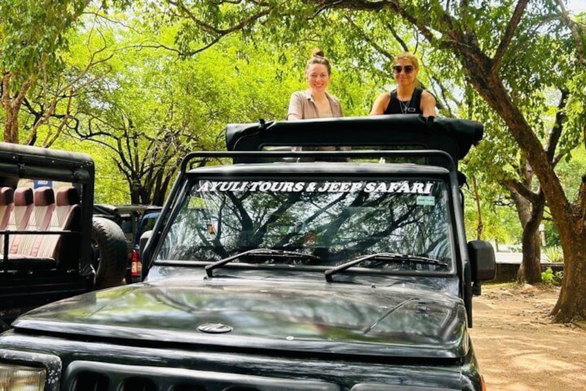 Ein schwarzes Geländefahrzeug mit der Aufschrift 'JULIETOUR & JEFF SAFARI' auf der Windschutzscheibe. 1
