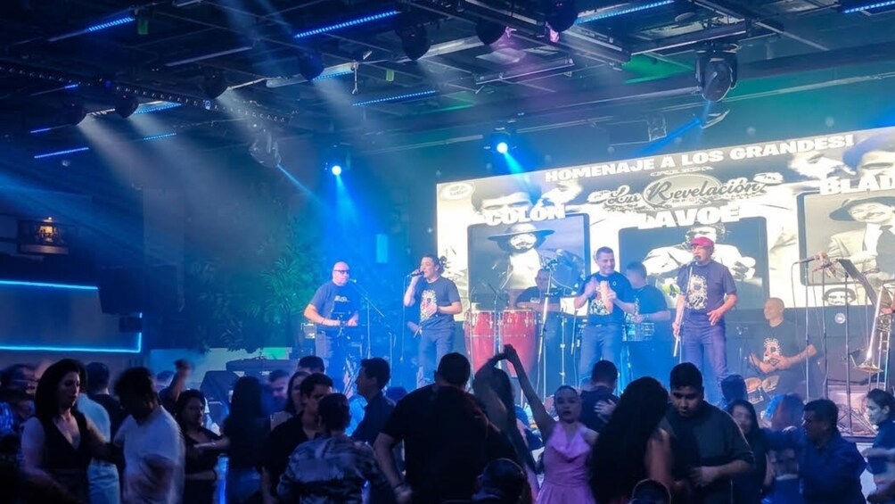 Salsa con amigos  4