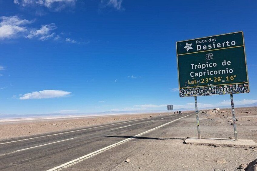 Vejskilte der viser 'Ruta del Desierto' og 'Tropisk Krebs' med koordinater. 4