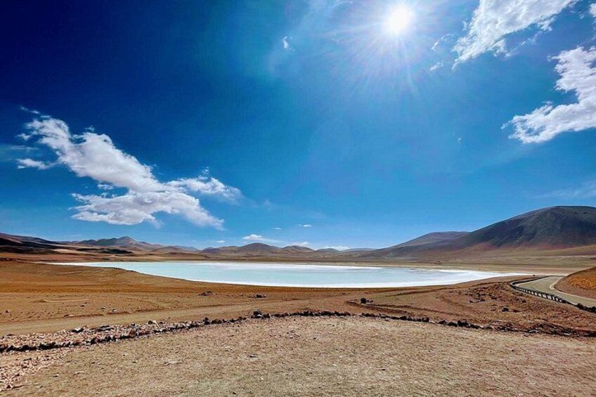 Un vaste paysage comprenant une étendue d’eau importante, des montagnes lointaines et un ciel dégagé. 3