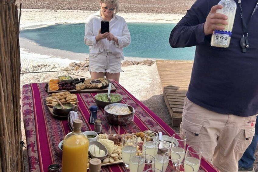 Un pique-nique organisé sur une plage, avec de la nourriture et des boissons. 3