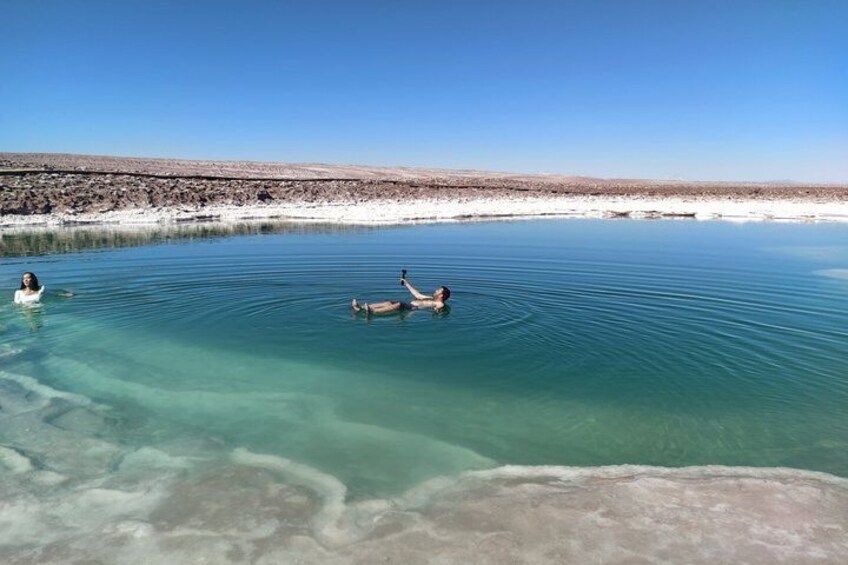 Un lac aux eaux limpides où l’on peut nager et flotter. 2