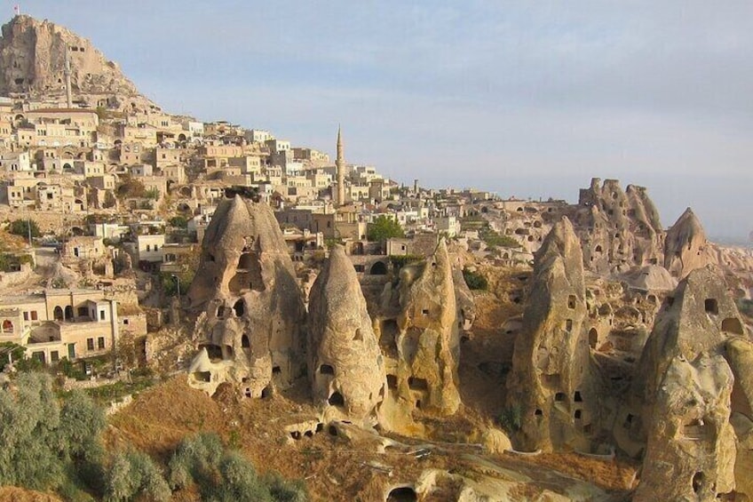 Un pueblo con formaciones rocosas singulares y una mezquita destacada. 1