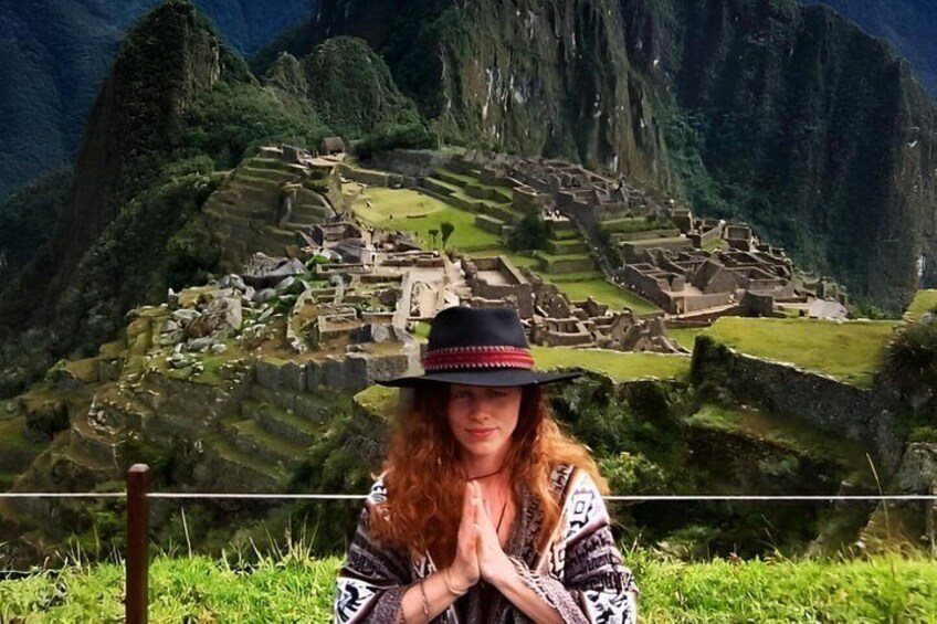 Een persoon staat voor Machu Picchu, met de iconische Inka-ruïnes op de achtergrond. 5