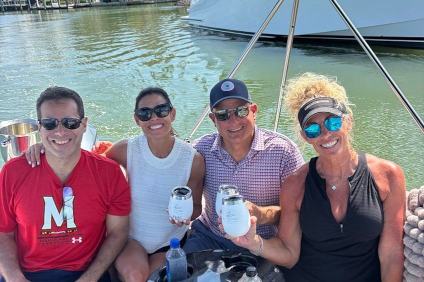 Cuatro personas en un bote, con un cuerpo de agua al fondo. 1