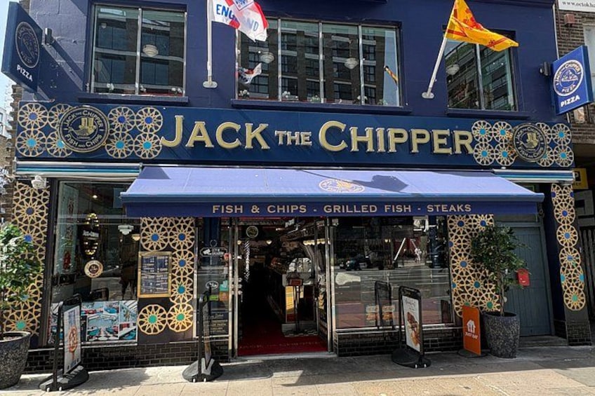 Un restaurant appelé « Jack the Chipper », avec une marquise bleue et des motifs décoratifs. 3