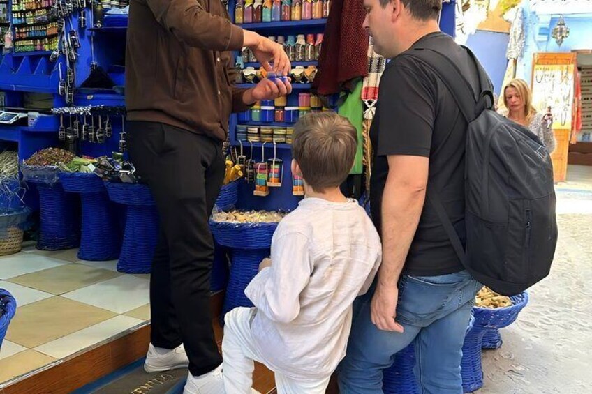 Une personne interagissant avec un enfant dans un magasin où les produits sont exposés sur des étagères. 4