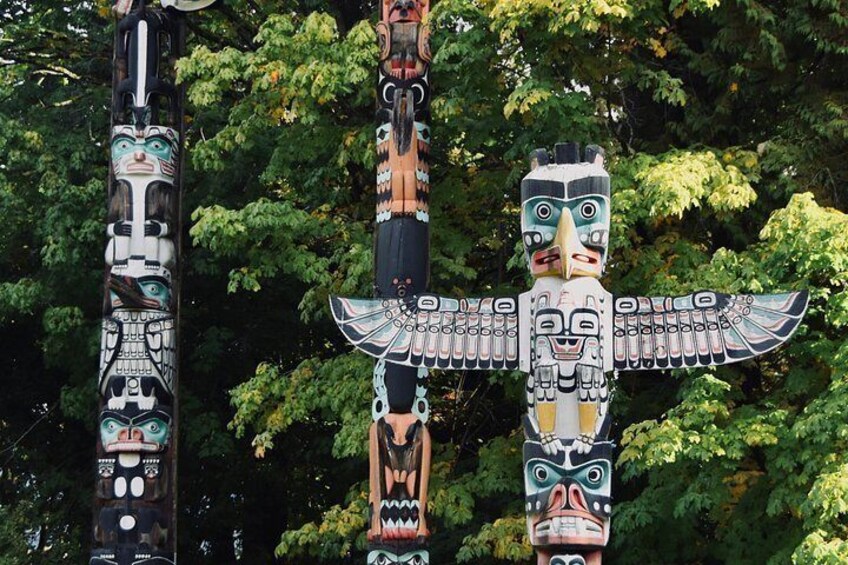 Des totems ornés de sculptures complexes et dotés d’ailes. 2