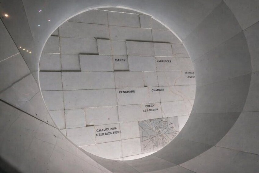 Un élément architectural circulaire orné de noms gravés. 5