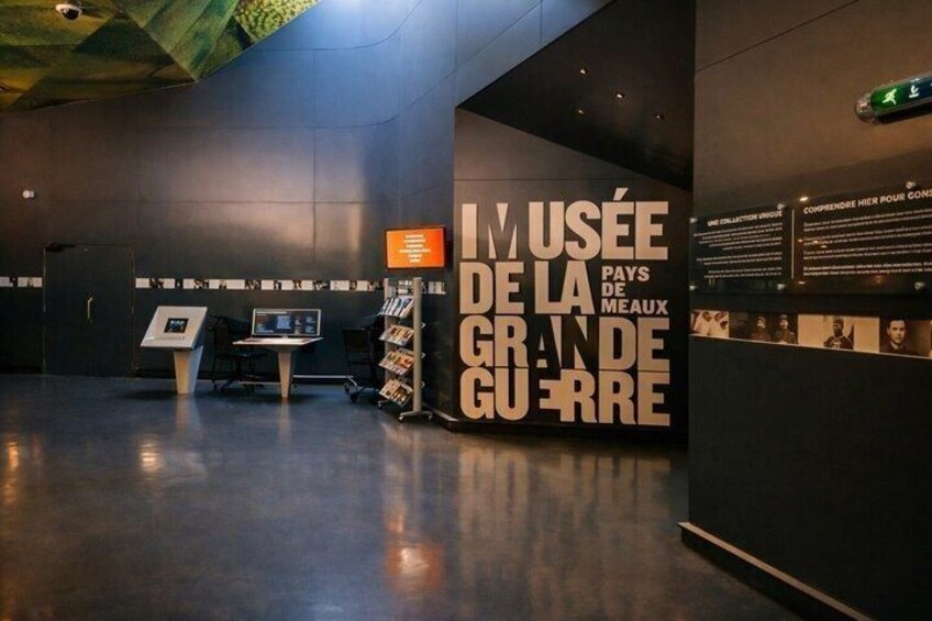 Un musée situé à l’intérieur d’un bâtiment, avec une grande enseigne indiquant « MUSÉE DE LA PAYS DE MEUX – GRANDE GUERRE » et des panneaux d’information. 1