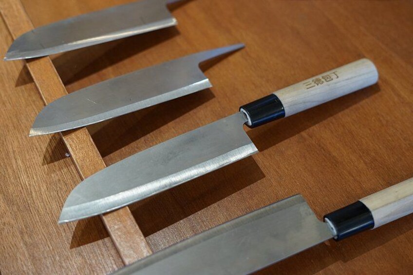 Quatre couteaux avec des manches en bois et des lames en métal. 3