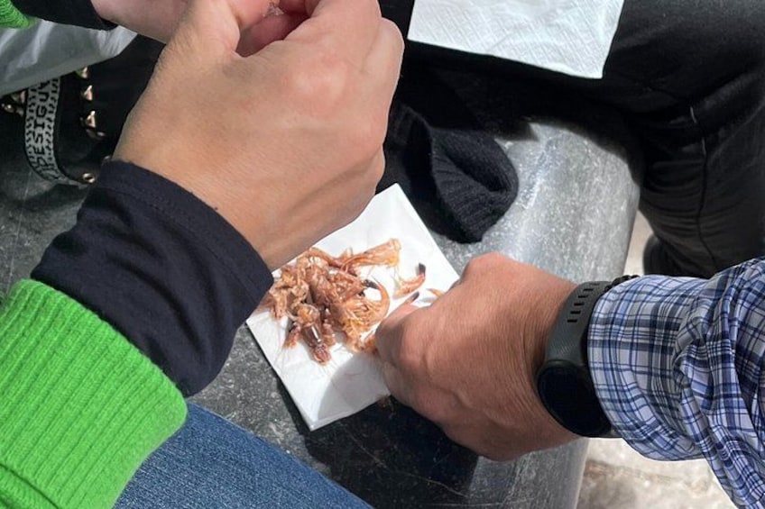 Une personne tenant une feuille de papier blanche sur laquelle sont représentés des aliments. 4