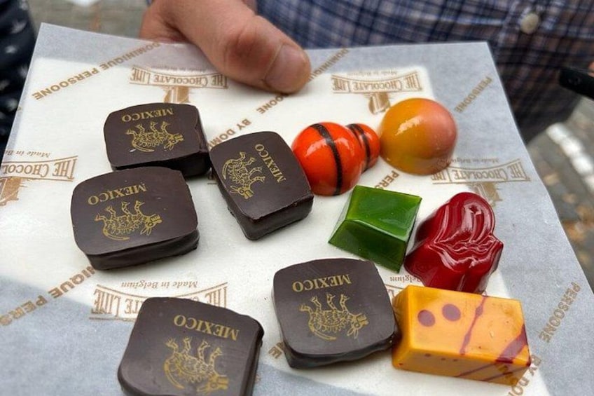 Une sélection de truffes au chocolat et de bonbons disposés sur une table. 5