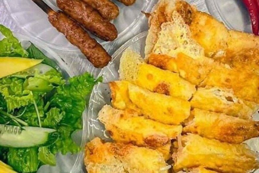 A meal with bread, sausages, and a side salad. 1