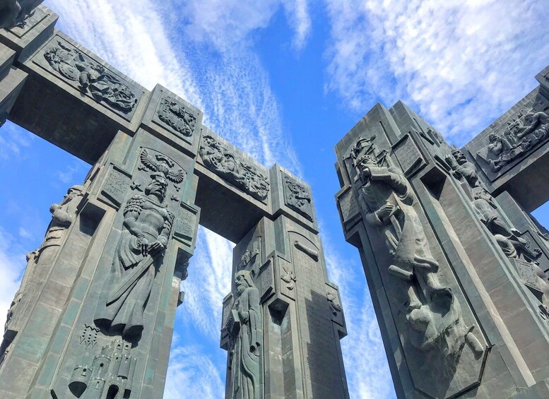 Monumentti, jossa on monimutkaisia kaiverruksia ja kirjoituksia. 5