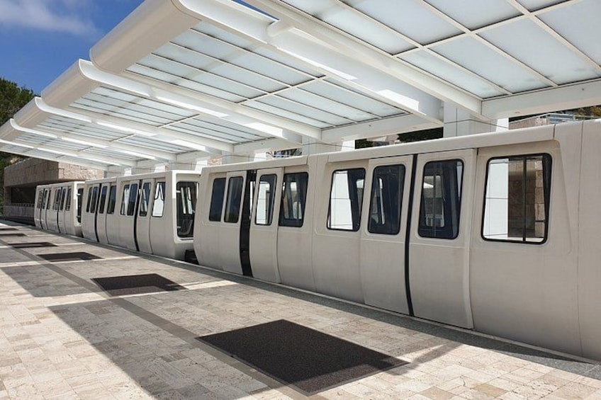 Une gare moderne dotée d’un quai couvert et d’un train à l’arrêt. 2