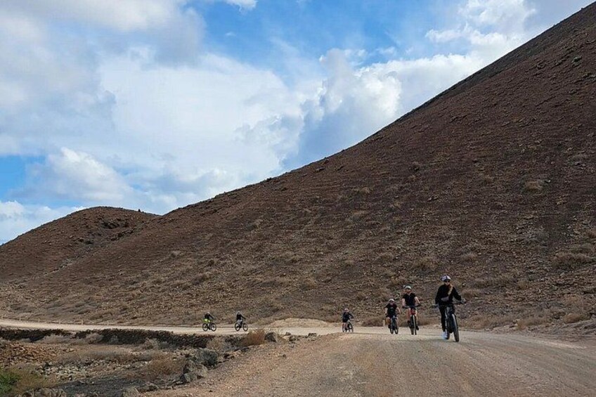 Un camino de tierra con ciclistas y un excursionista. 3