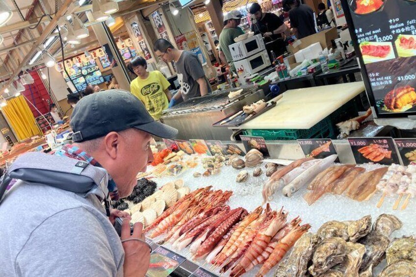 Mercado de mariscos con distintos tipos de pescado y mariscos a la venta. 5