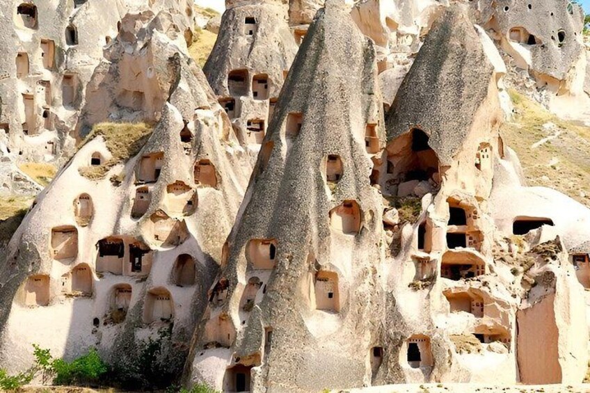 Un ensemble de formations rocheuses présentant de nombreuses ouvertures ressemblant à des grottes. 3