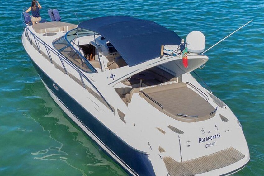 En stor yacht med navnet 'Pocahontas' på vandet. 1