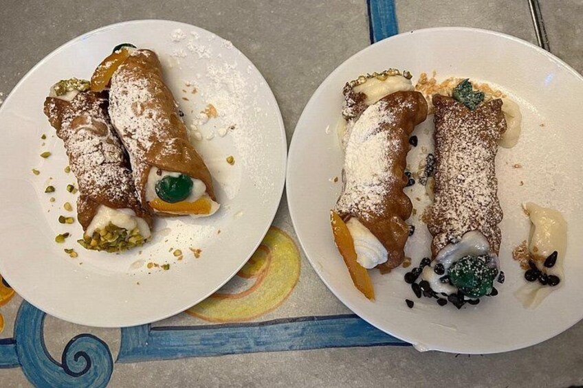 To tallerkener med cannoli og toppings. 5