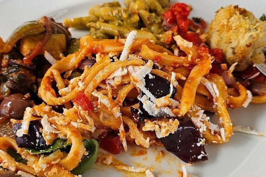 En tallerken pasta med grøntsager og ost. 4