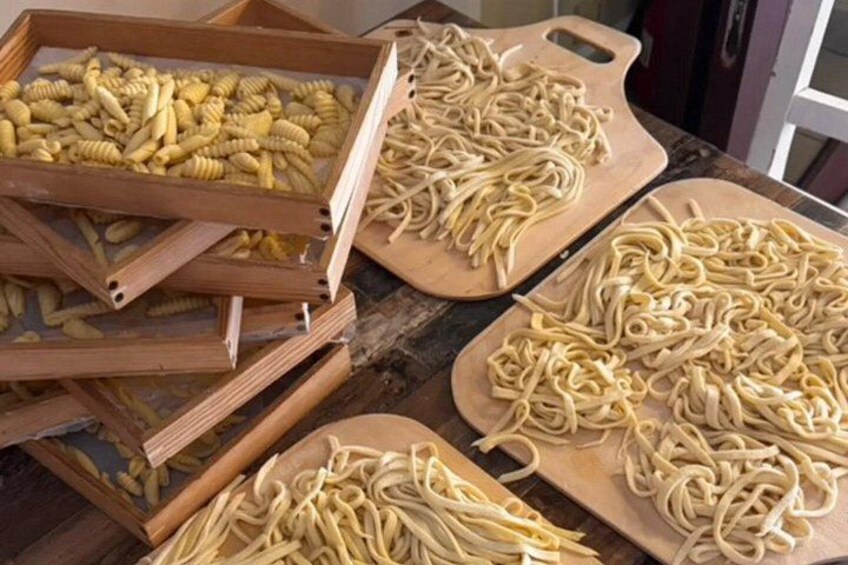 Trææsker og skærebrætter med pasta. 2