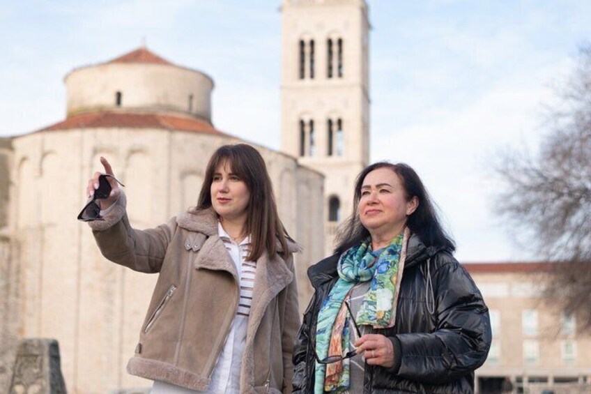 Zwei Personen machen ein Selfie vor einem historischen Gebäude und einem Turm. 5