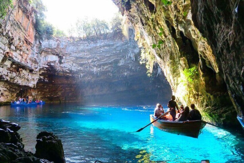 Un recorrido en barco por una cueva con agua azul cristalina y paredes rocosas. 1