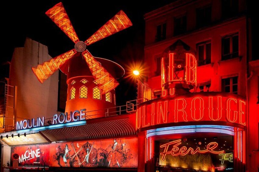 Moulin Rouge con insegne illuminate e una girandola. 2