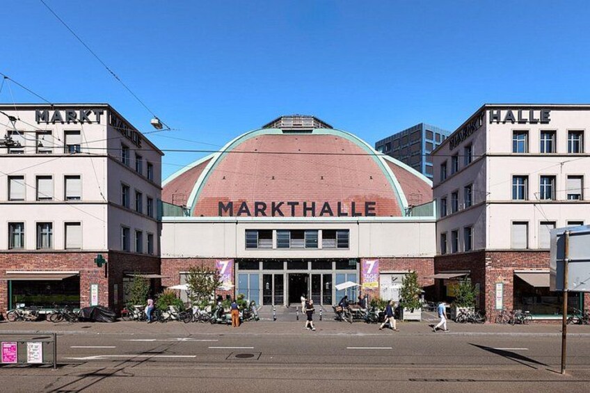 A building with a large arched entrance labeled 'MARKTHALLE'. 5