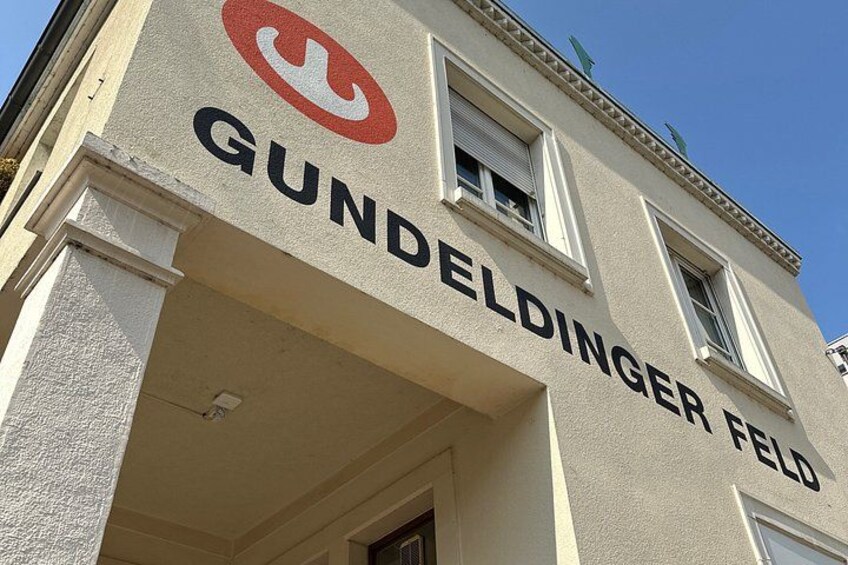 A building with the name 'Gundelinger Feld' on its facade. 1