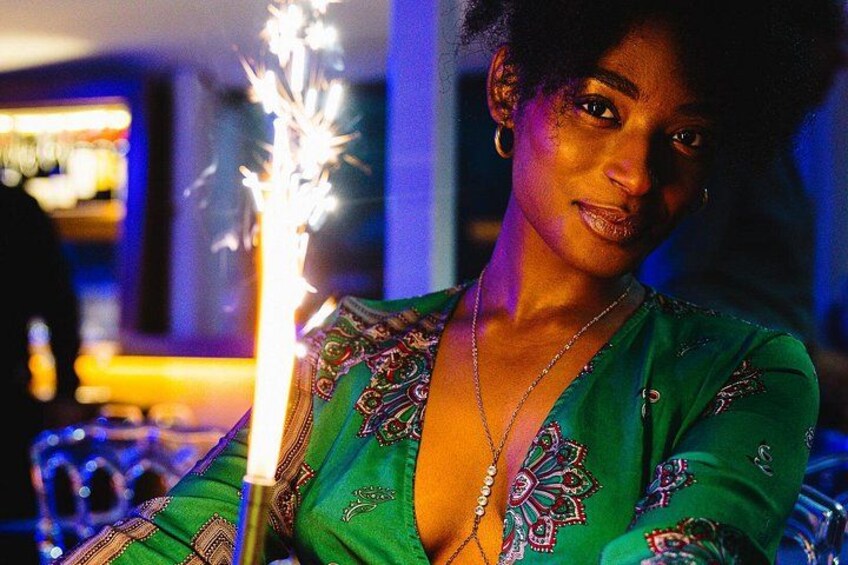 Une personne vêtue d’une tenue à motifs verts tenant une pétarouille. 4