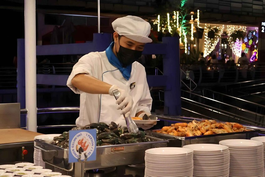 Montaje de bufé con mariscos, un camarero con uniforme y un cartel que indica 'Bufé Ilimitado'. 3
