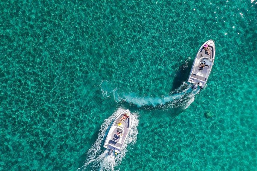 Dos barcos en un mar turquesa. 3