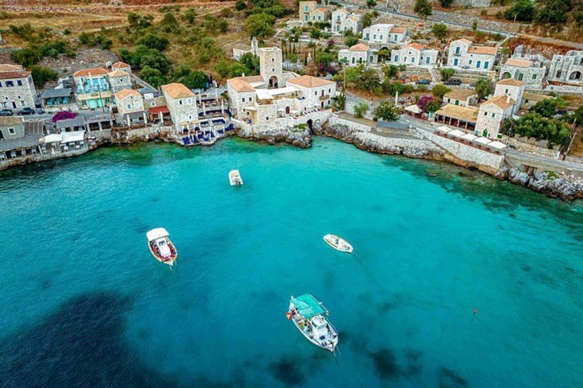 Un pueblo costero con barcos en aguas turquesas. 4