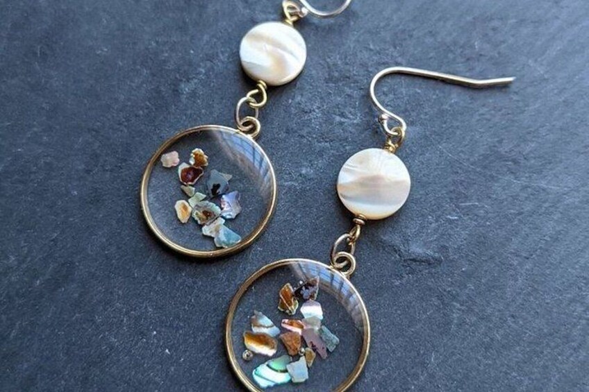 Un collar con colgantes circulares con piedras multicolores. 5